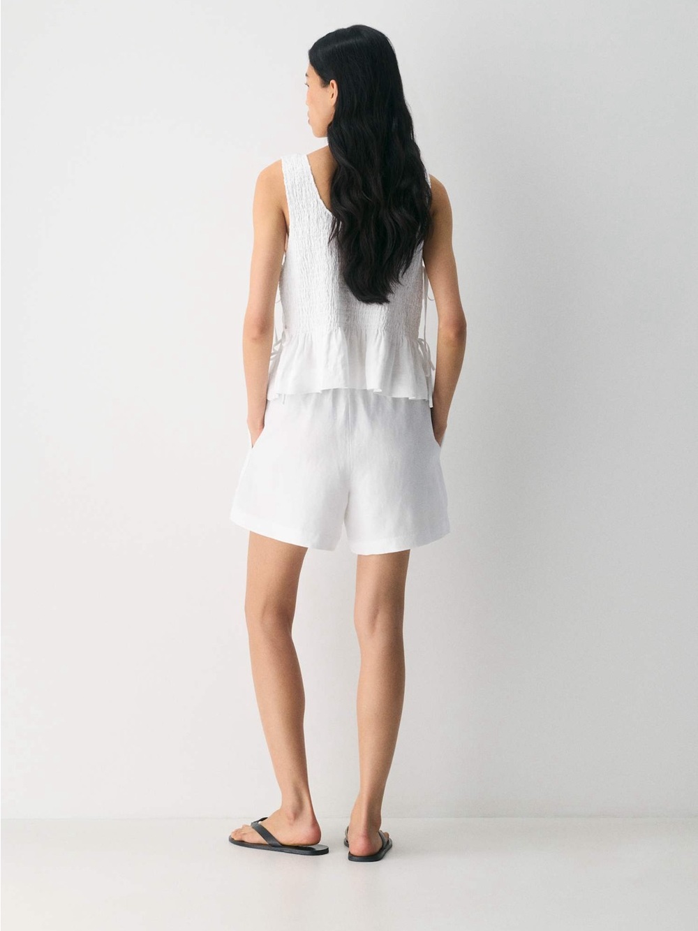 Aritzia The Lodge Short Mid-Thigh - CruiseLinen in white, size XXS - Picture 5 of 7
